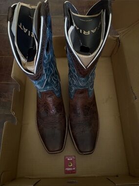 Ariat Two-Tone Brown Leather Cowboy Boots with Blue Shaft Embroidery /worn twice